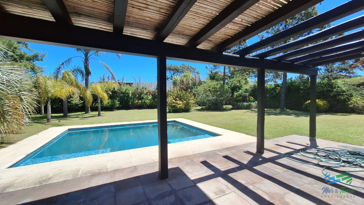 Casa ID.4493 - CHALET DISPONIBLE ALQUILER DE TEMPORADA, MODERNO DE 4 DORMITORIOS, PISCINA. PUNTA DEL ESTE