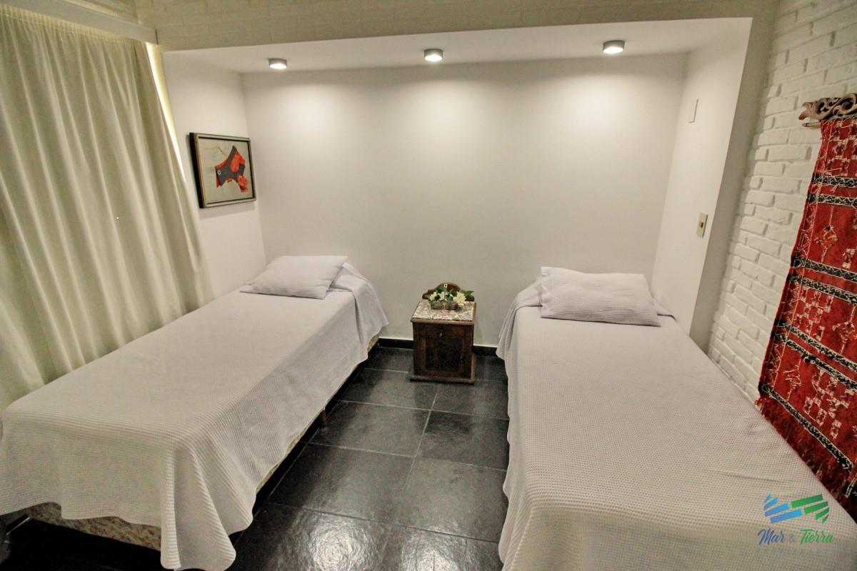 Casa ID.1656 -  En alquiler!!  Hermosa casa en alquiler zona Pinares, cuenta con piscina y gran jardin.