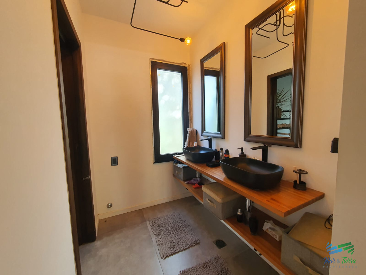 Casa ID.4698 - CASA EN VENTA, 3 DORMITORIOS, PISCINA EN BEVERLY HILLS 