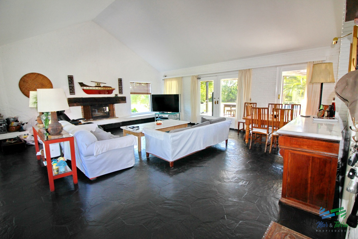 Casa ID.1656 -  En alquiler!!  Hermosa casa en alquiler zona Pinares, cuenta con piscina y gran jardin.