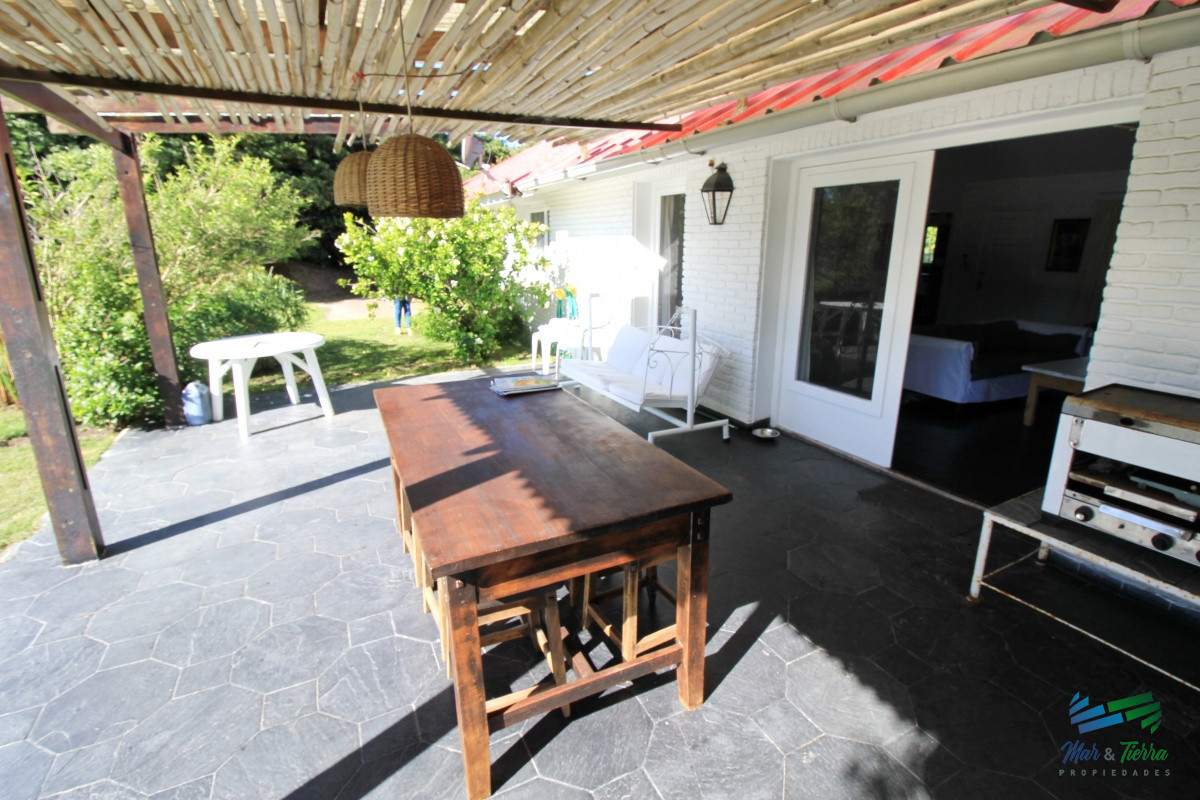 Casa ID.1656 -  En alquiler!!  Hermosa casa en alquiler zona Pinares, cuenta con piscina y gran jardin.