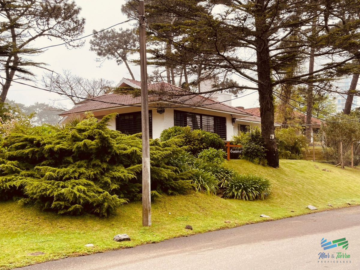 Casa ID.4129 - Alquilo casa 4 dormitorios con pisicna en playa mansa, Punta del Este