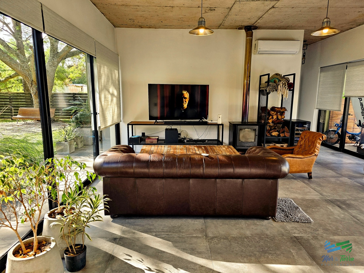 Casa ID.4698 - CASA EN VENTA, 3 DORMITORIOS, PISCINA EN BEVERLY HILLS 