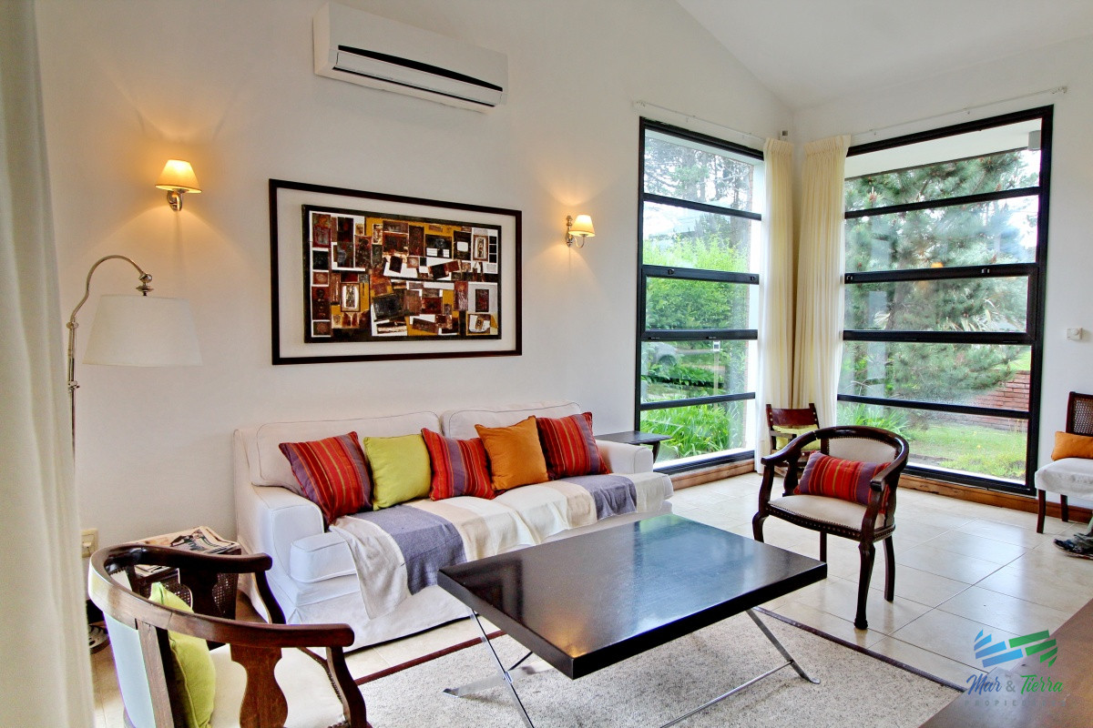 Casa ID.1811 - En alquiler!!  Moderna casa ubicada a 1 cuadra del mar, con vista parcial desde el dormitorio principal. 