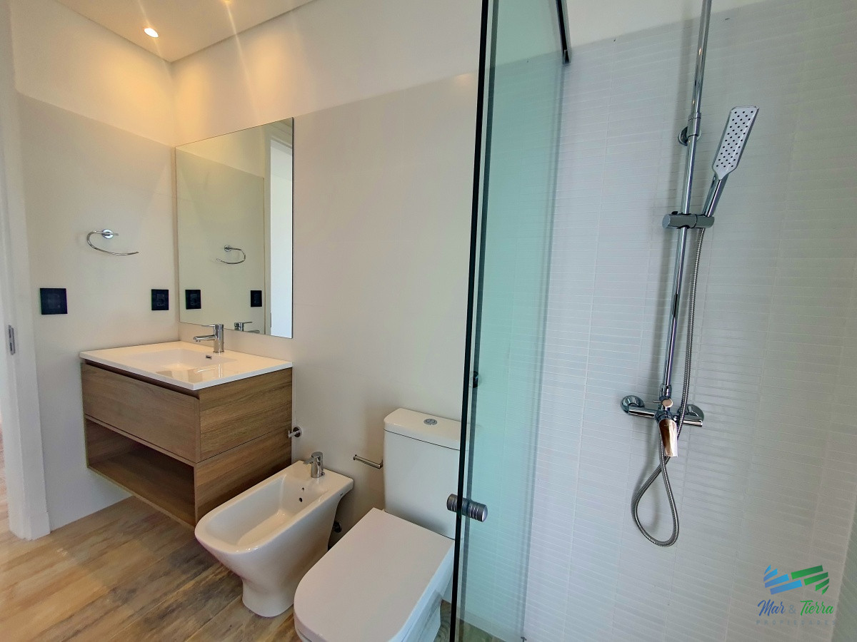 Casa ID.4341 - Vendo casa a estrenar, 3 dormitorios en suite, piscina, en barrio privado Laguna de los Cisnes, Laguna del Sauce, Punta del Este
