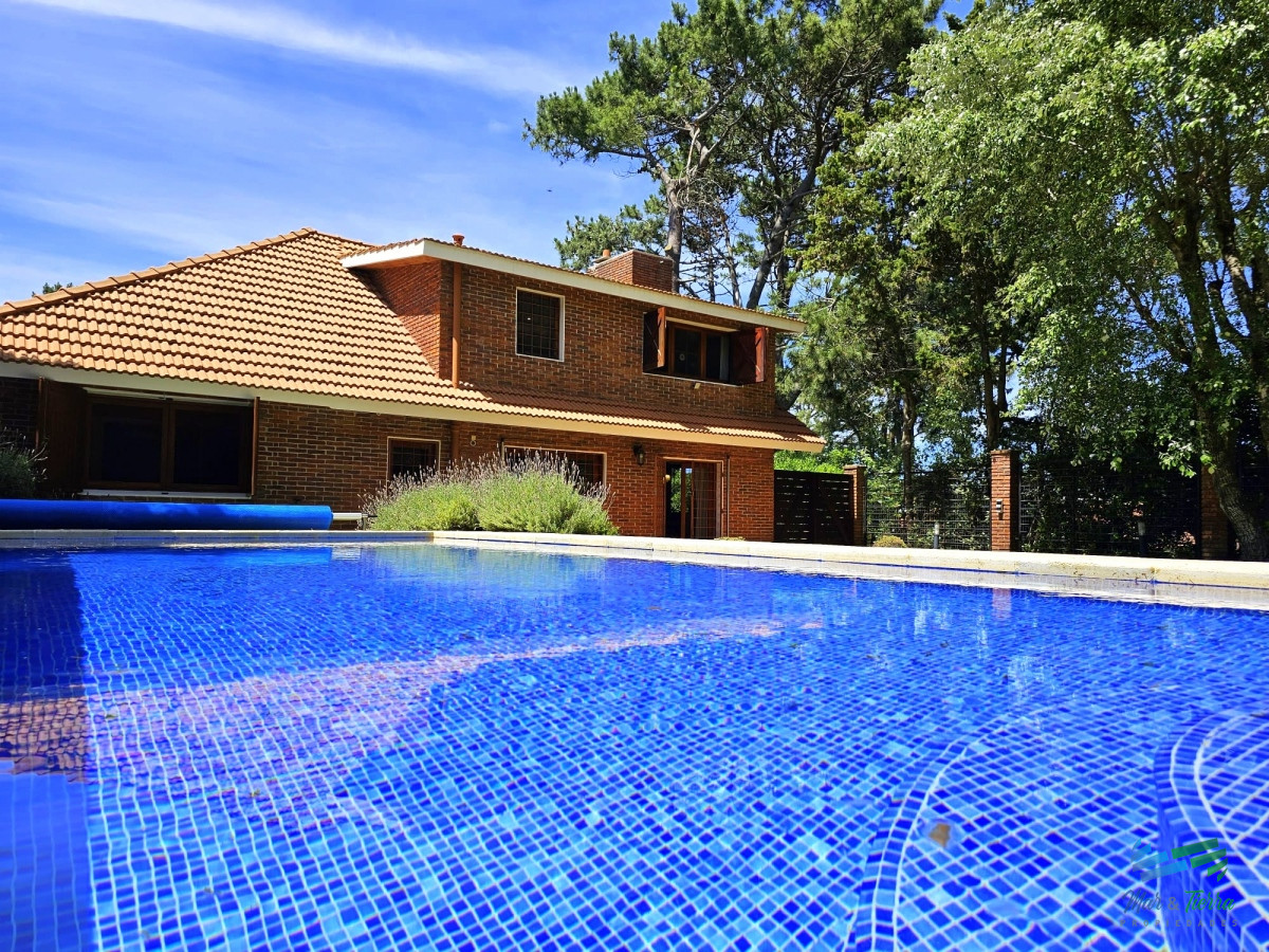 Casa ID.1809 - En venta casa de 3 dormitorios con piscina en excelente estado