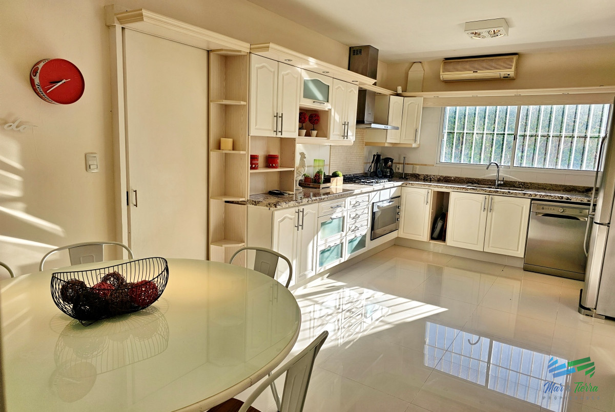 Casa ID.1676 - En venta casa de 5 dormitorios con piscina en playa mansa, Punta del Este