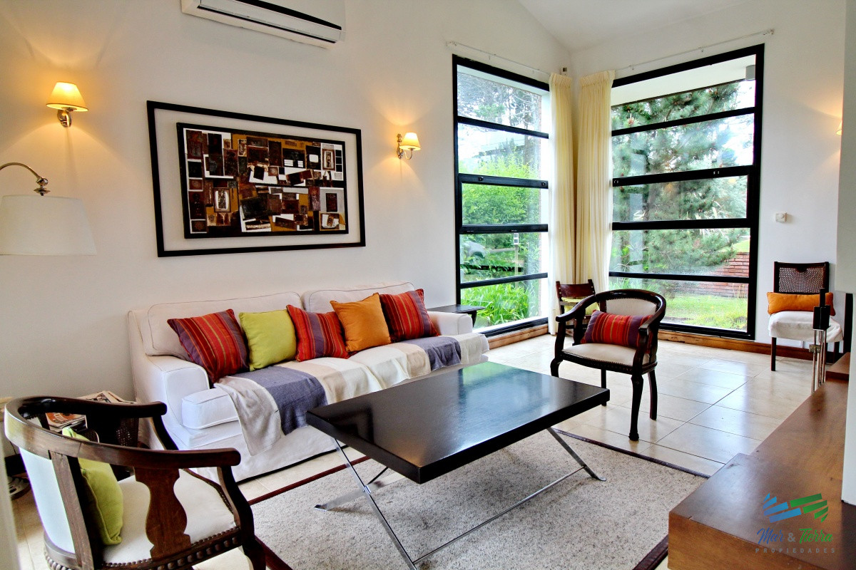 Casa ID.1811 - En alquiler!!  Moderna casa ubicada a 1 cuadra del mar, con vista parcial desde el dormitorio principal. 