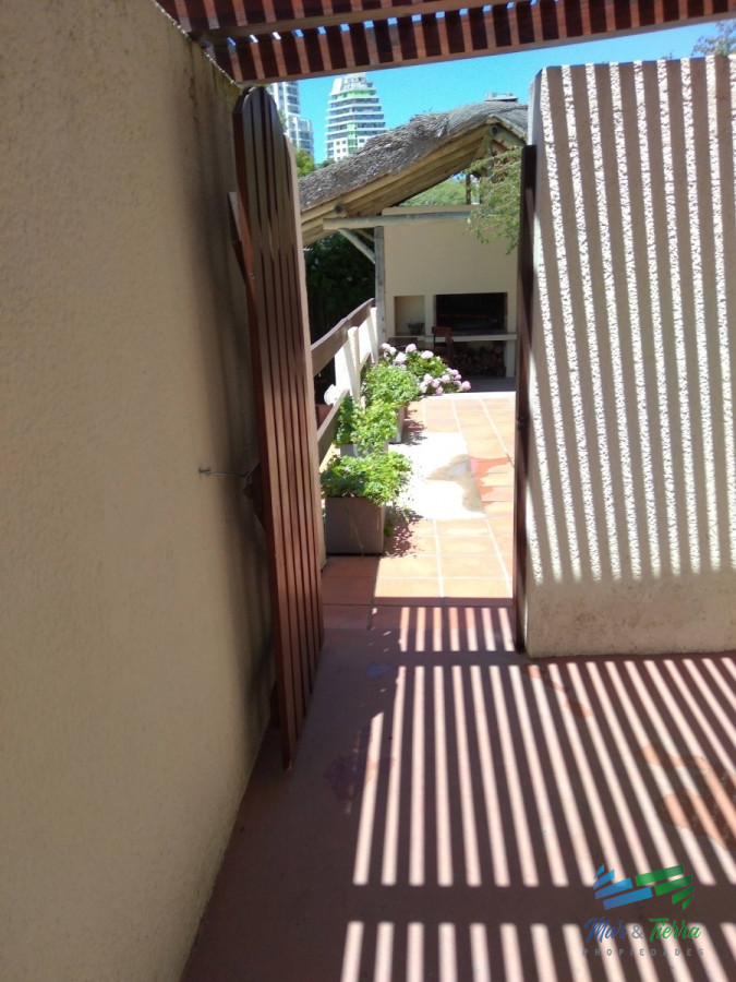 Casa ID.1685 - Vendo casa de 5 dormitorios con piscina climatizada en playa mansa, Punta del Este