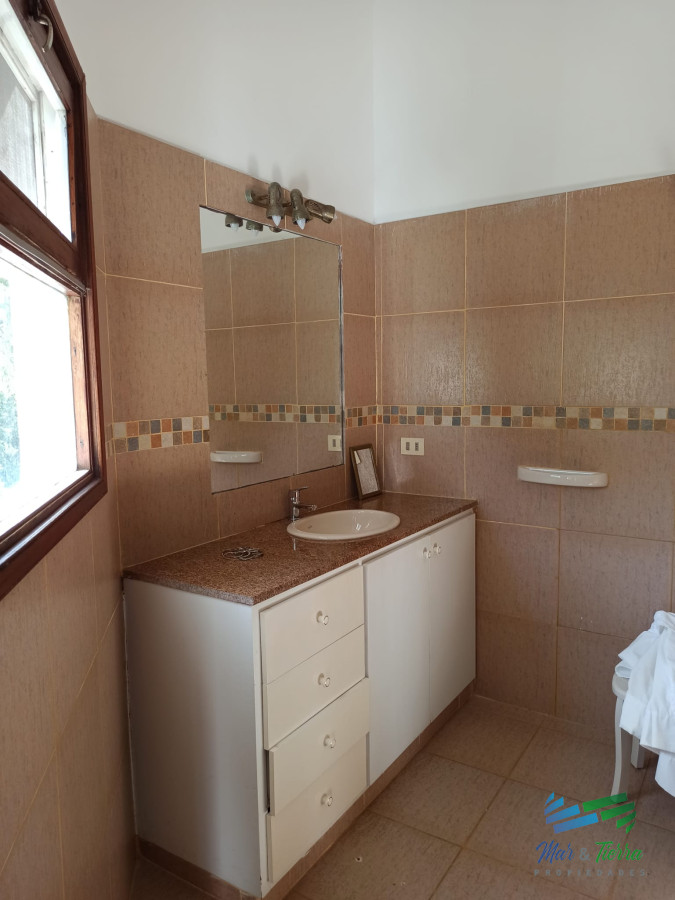 Casa ID.5077 - Buena Oportunidad en El Chorro-Manantiales-R.104 a 5 cuadras de la playa.