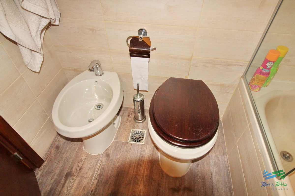 Casa ID.1811 - En alquiler!!  Moderna casa ubicada a 1 cuadra del mar, con vista parcial desde el dormitorio principal. 