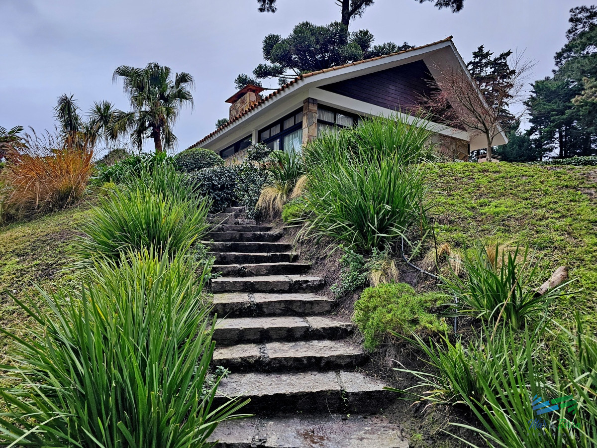 Casa ID.4800 - CASA EN ALQUILER, 4 DORMITORIOS Y PISCINA CLIMATIZADA, ZONA COLEGIOS, PUNTA DEL ESTE 