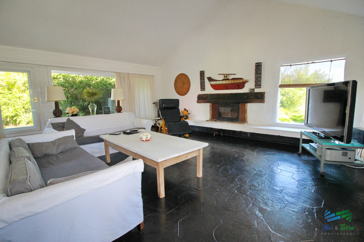 Casa ID.1656 -  En alquiler!!  Hermosa casa en alquiler zona Pinares, cuenta con piscina y gran jardin.