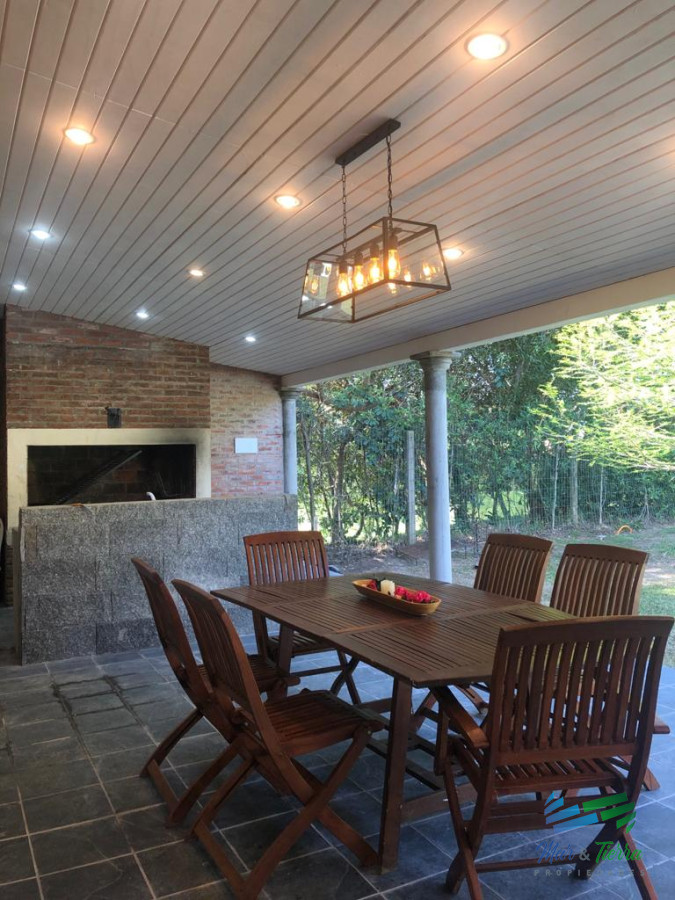 Casa ID.1658 - Casa de 3 dormitorios con piscina climatizada en alquiler. Playa brava.