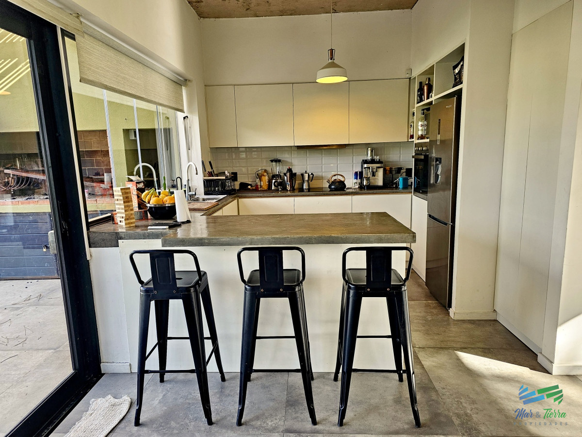 Casa ID.4698 - CASA EN VENTA, 3 DORMITORIOS, PISCINA EN BEVERLY HILLS 