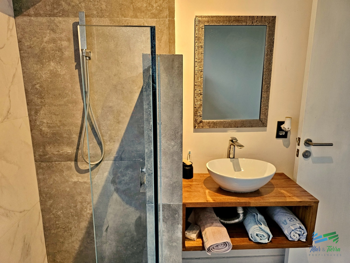 Casa ID.4698 - CASA EN VENTA, 3 DORMITORIOS, PISCINA EN BEVERLY HILLS 