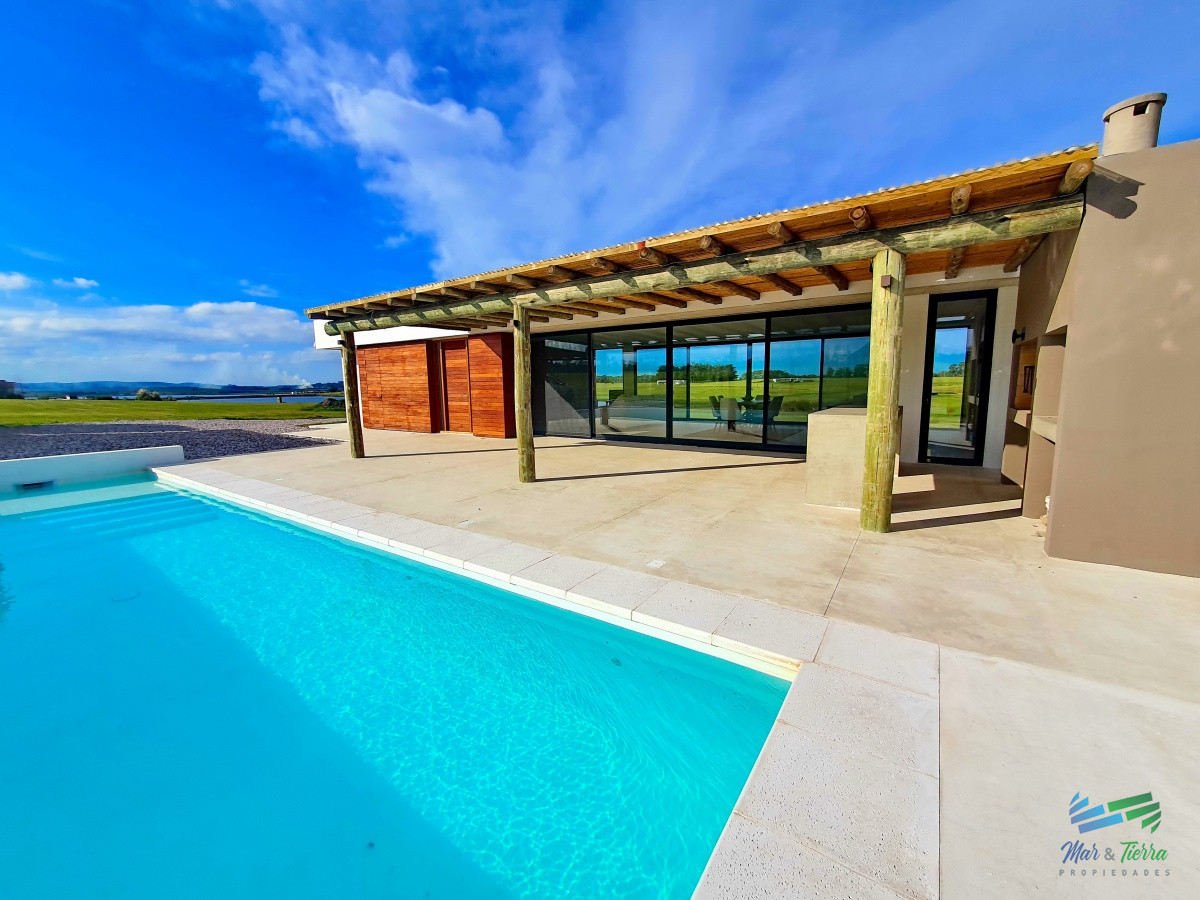 Casa ID.4341 - Vendo casa a estrenar, 3 dormitorios en suite, piscina, en barrio privado Laguna de los Cisnes, Laguna del Sauce, Punta del Este