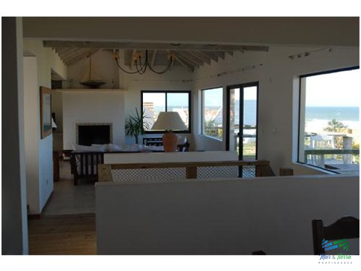 Casa ID.2184 - Muy linda casa ubicada a 150 metros del mar, con muy buenas vistas.