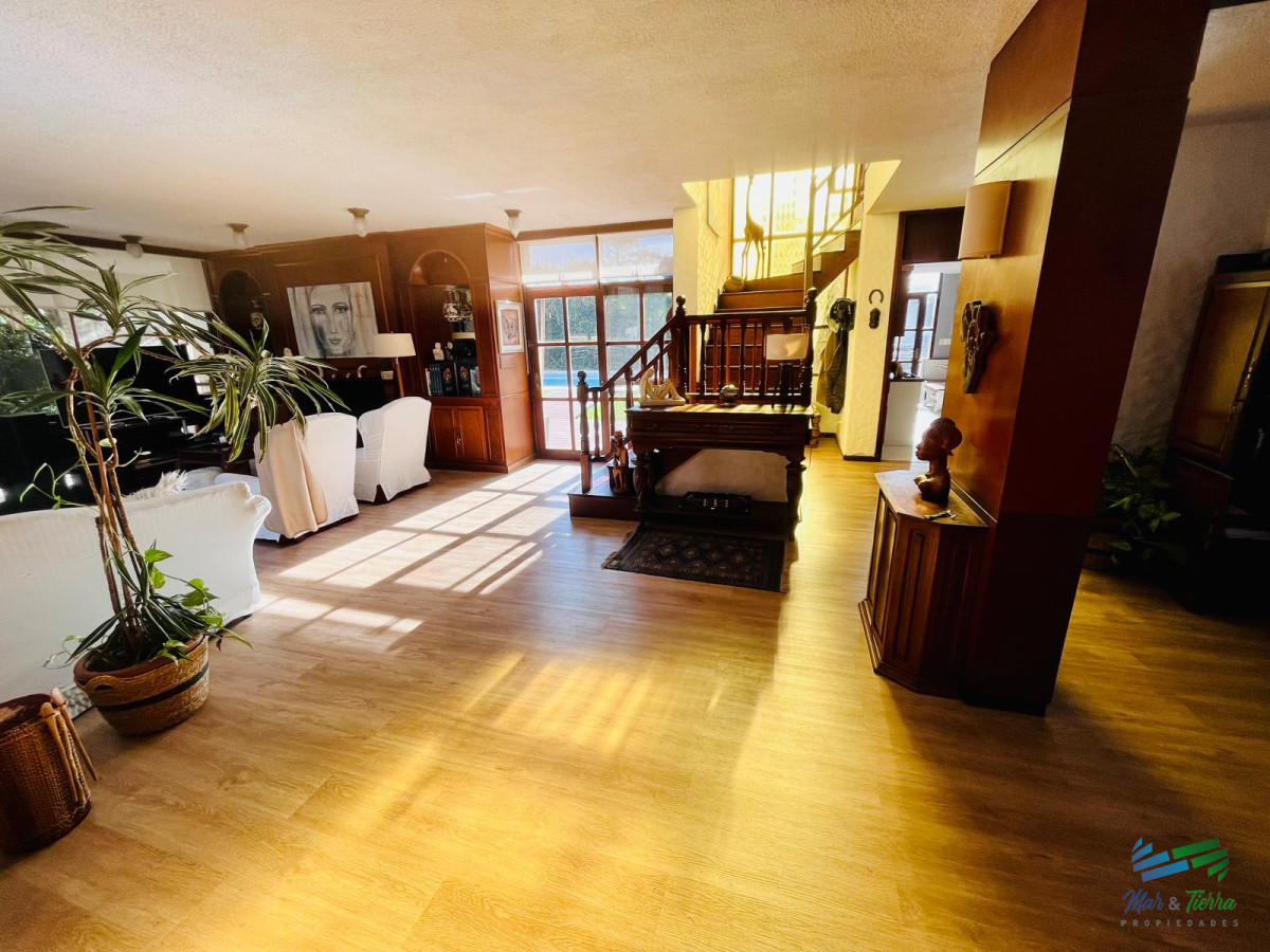 Casa ID.1580 - Casa 5 dormitorios y piscina en venta a 2 cuadras de playa mansa, Punta del este.