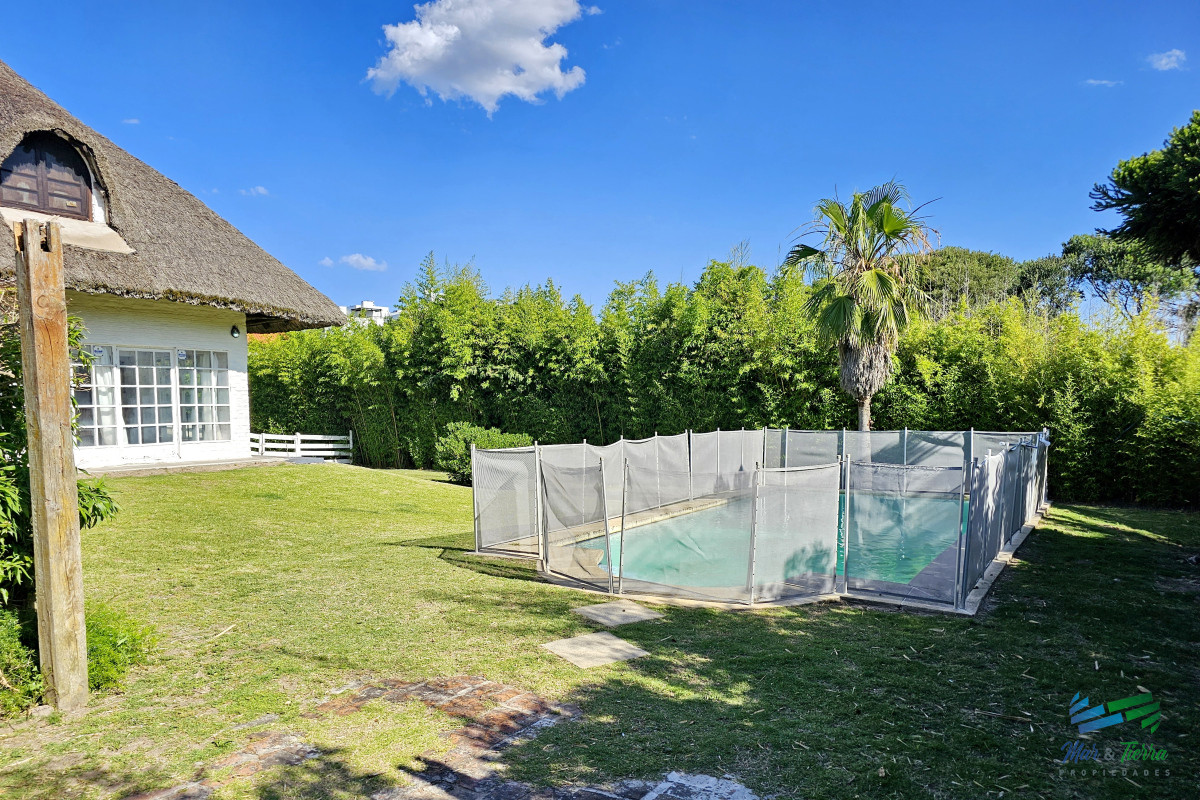 Casa ID.1856 - En venta casa 5 con piscina, a 1 cuadra de la playa mansa, Pintares, Punta del Este