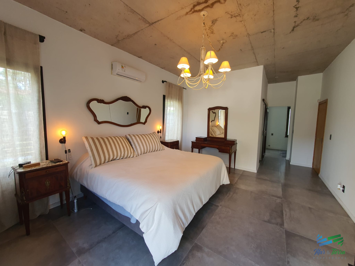 Casa ID.4698 - CASA EN VENTA, 3 DORMITORIOS, PISCINA EN BEVERLY HILLS 
