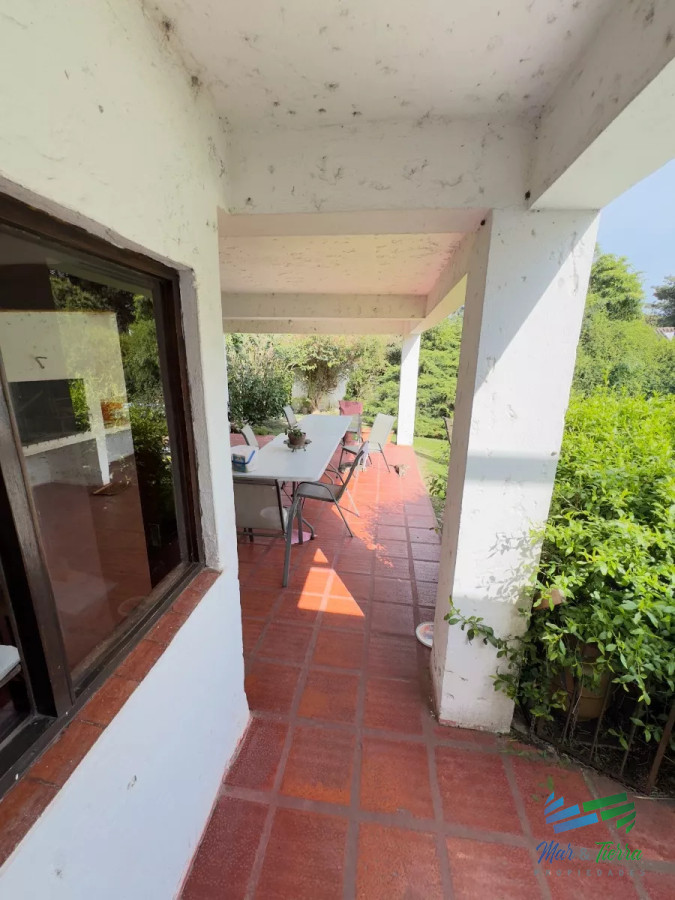 Casa ID.4947 - En venta cabaña con gran terreno, piscina y cancha de paddle en Pinares, Punta del Este