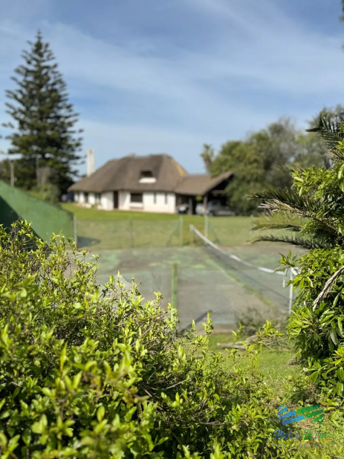 Casa ID.4947 - En venta cabaña con gran terreno, piscina y cancha de paddle en Pinares, Punta del Este