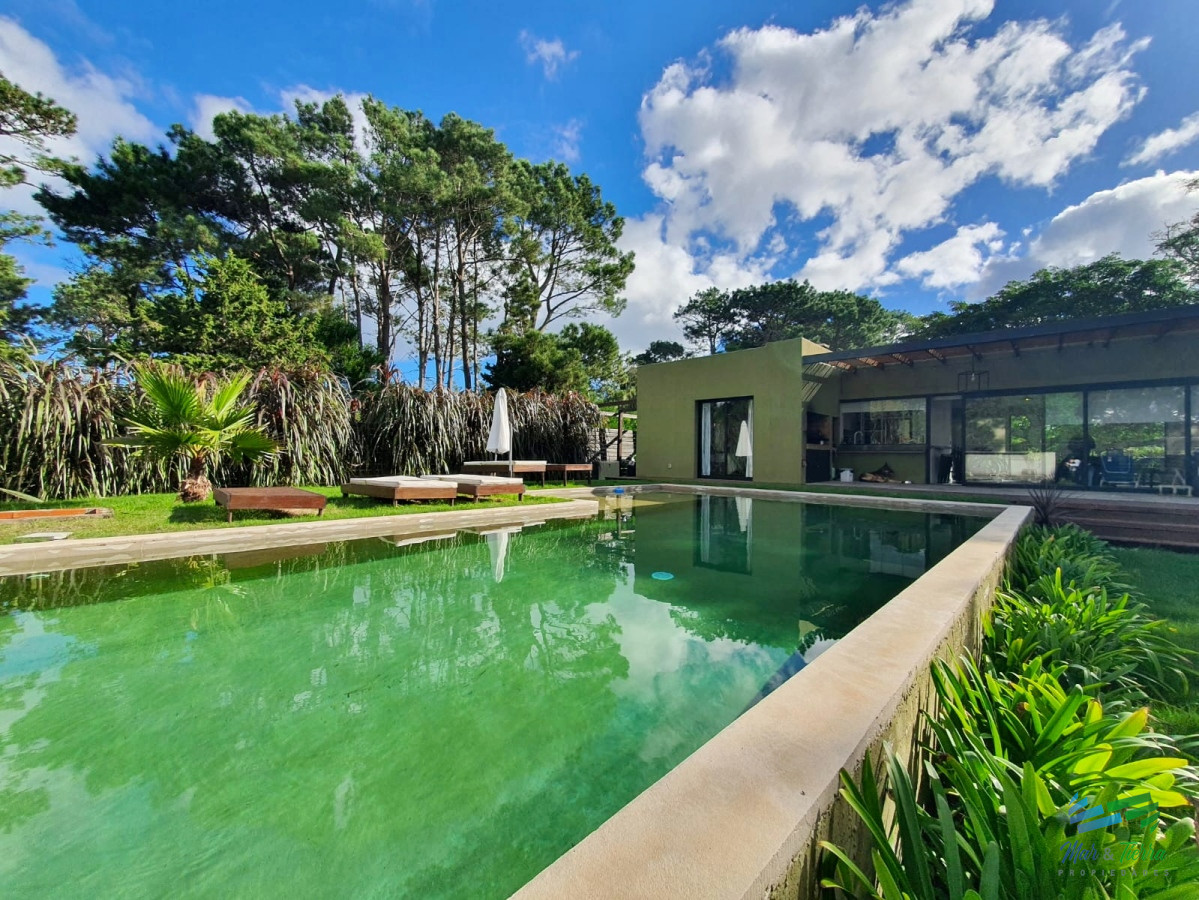 Casa ID.4698 - CASA EN VENTA, 3 DORMITORIOS, PISCINA EN BEVERLY HILLS 