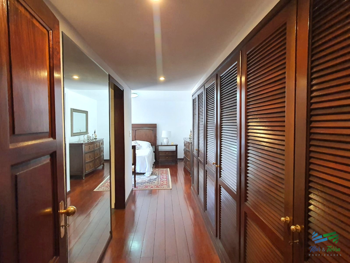 Casa ID.4004 - Venta de casa de 7 dormitorios en El Golf Punta del Este