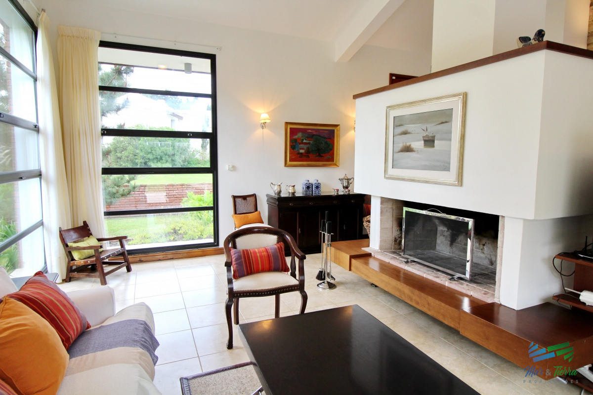 Casa ID.1811 - En alquiler!!  Moderna casa ubicada a 1 cuadra del mar, con vista parcial desde el dormitorio principal. 