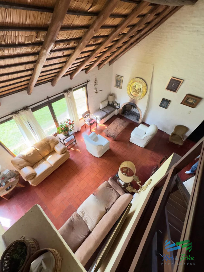 Casa ID.4947 - En venta cabaña con gran terreno, piscina y cancha de paddle en Pinares, Punta del Este