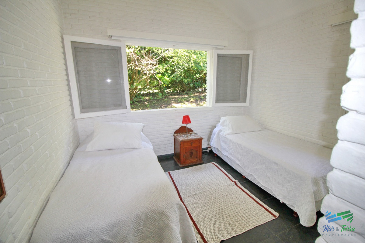 Casa ID.1656 -  En alquiler!!  Hermosa casa en alquiler zona Pinares, cuenta con piscina y gran jardin.