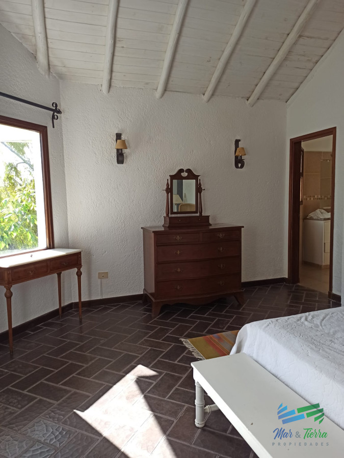 Casa ID.5077 - Buena Oportunidad en El Chorro-Manantiales-R.104 a 5 cuadras de la playa.