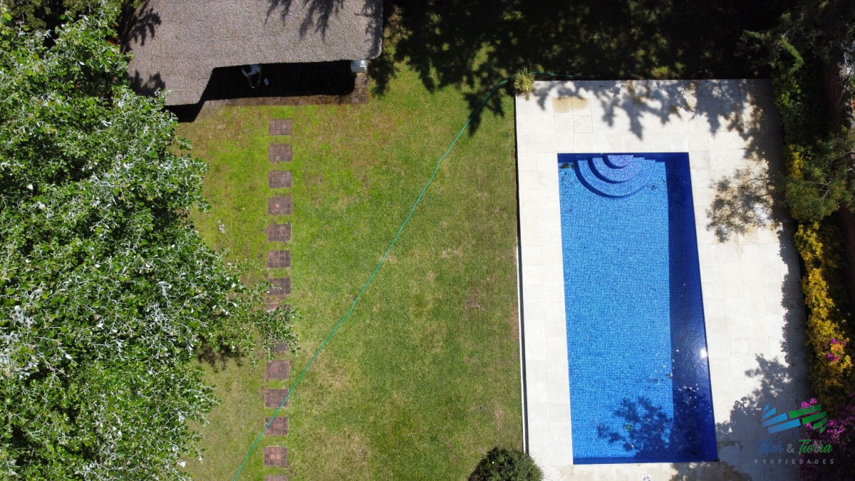 Casa ID.1809 - En venta casa de 3 dormitorios con piscina en excelente estado