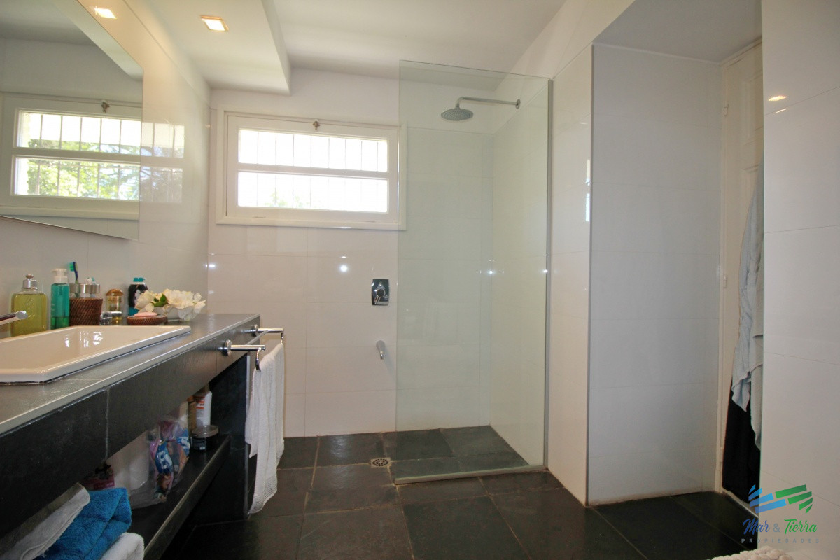 Casa ID.1656 -  En alquiler!!  Hermosa casa en alquiler zona Pinares, cuenta con piscina y gran jardin.