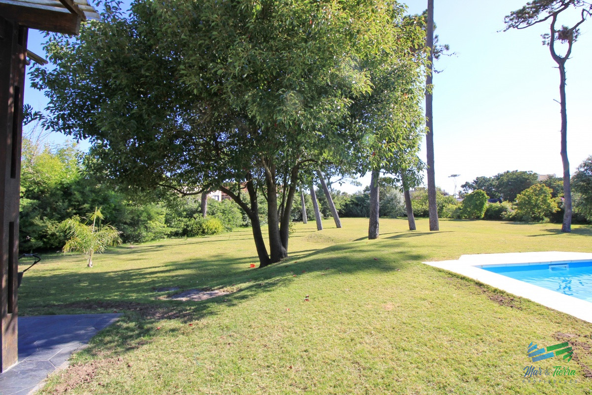 Casa ID.1656 -  En alquiler!!  Hermosa casa en alquiler zona Pinares, cuenta con piscina y gran jardin.
