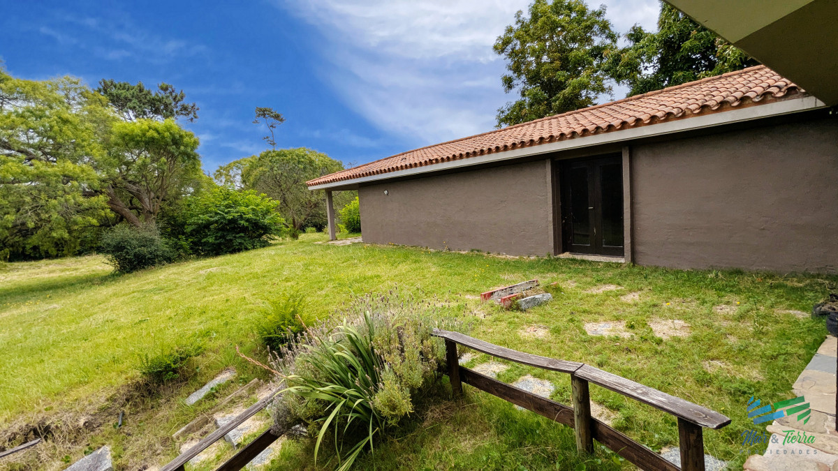 Casa ID.4971 - Venta de casa 3 dormitorios y servicio en El Golf Punta del Este 