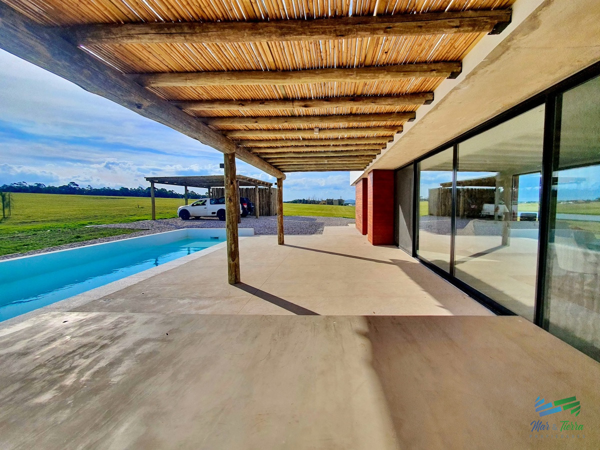 Casa ID.4341 - Vendo casa a estrenar, 3 dormitorios en suite, piscina, en barrio privado Laguna de los Cisnes, Laguna del Sauce, Punta del Este