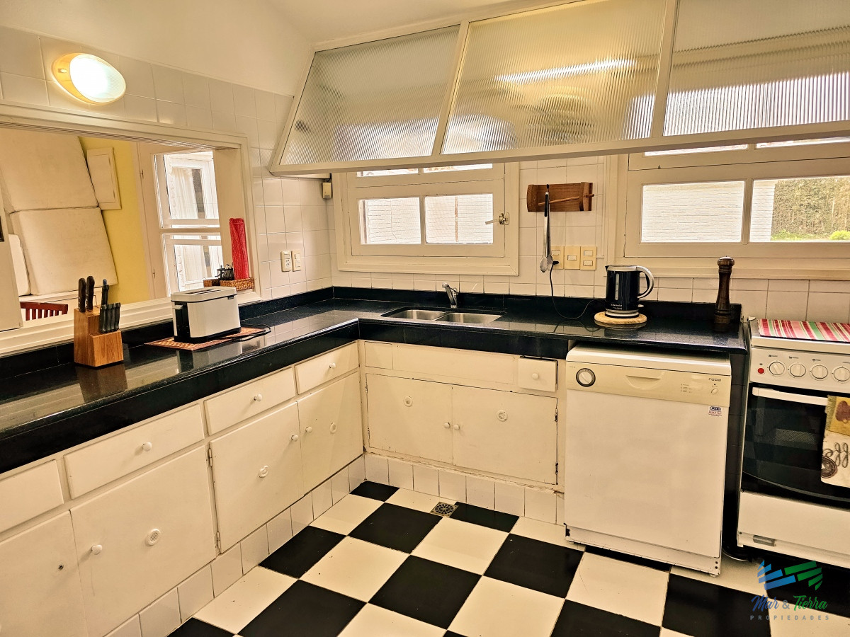 Casa ID.4287 - En venta casa 6 dormitorios con gran terreno y piscina, en la brava, Punta del Este