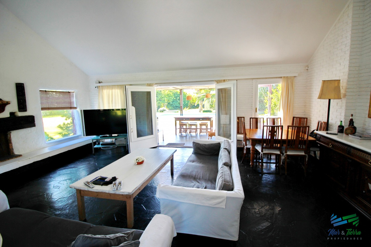 Casa ID.1656 -  En alquiler!!  Hermosa casa en alquiler zona Pinares, cuenta con piscina y gran jardin.