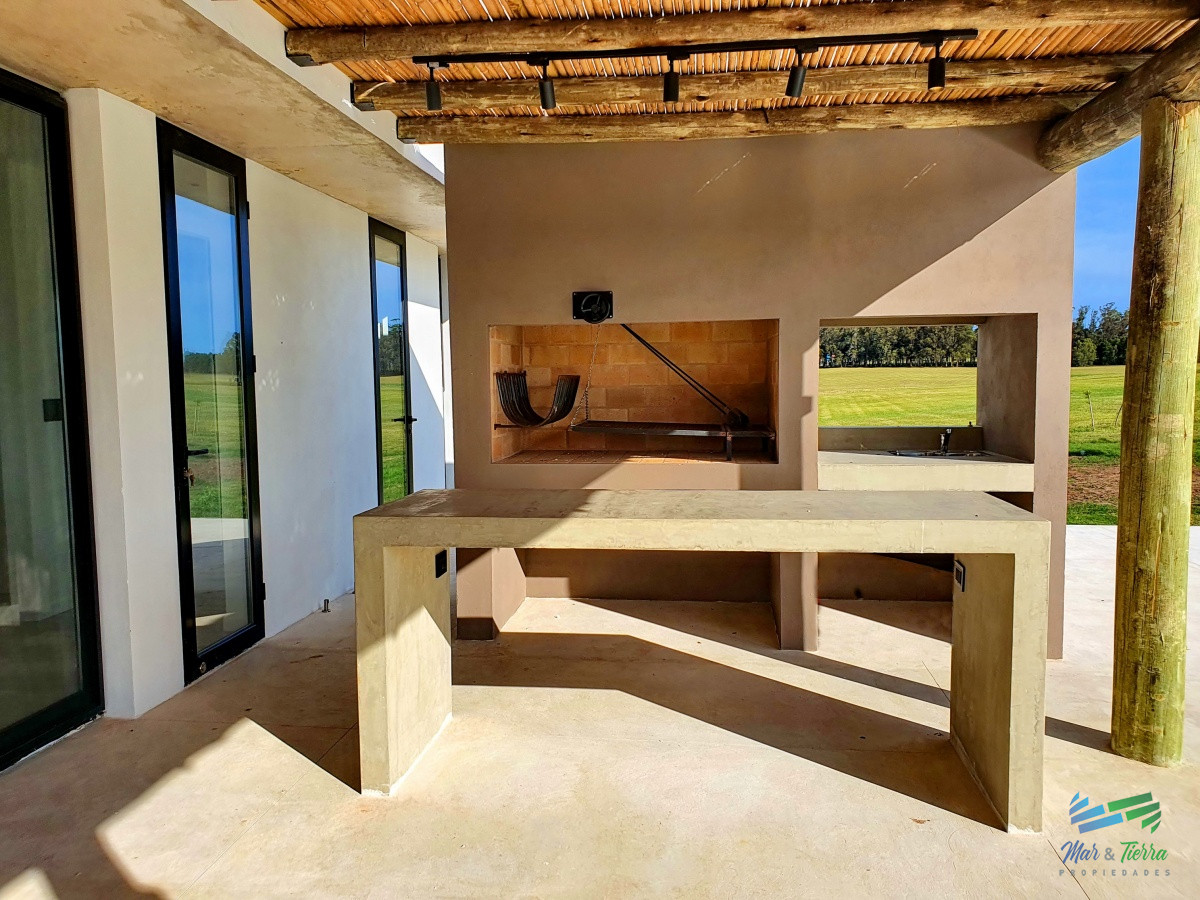 Casa ID.4341 - Vendo casa a estrenar, 3 dormitorios en suite, piscina, en barrio privado Laguna de los Cisnes, Laguna del Sauce, Punta del Este