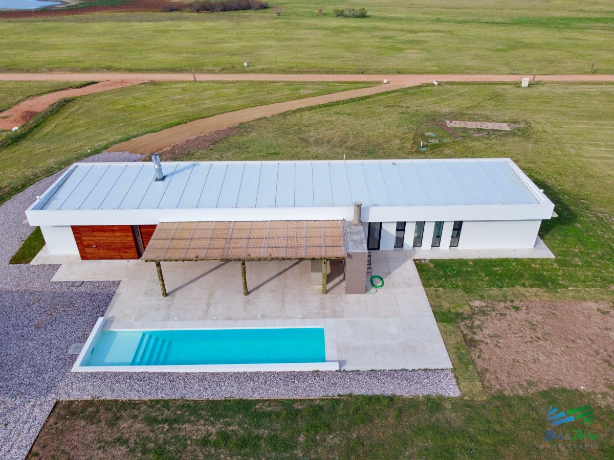 Casa ID.4341 - Vendo casa a estrenar, 3 dormitorios en suite, piscina, en barrio privado Laguna de los Cisnes, Laguna del Sauce, Punta del Este