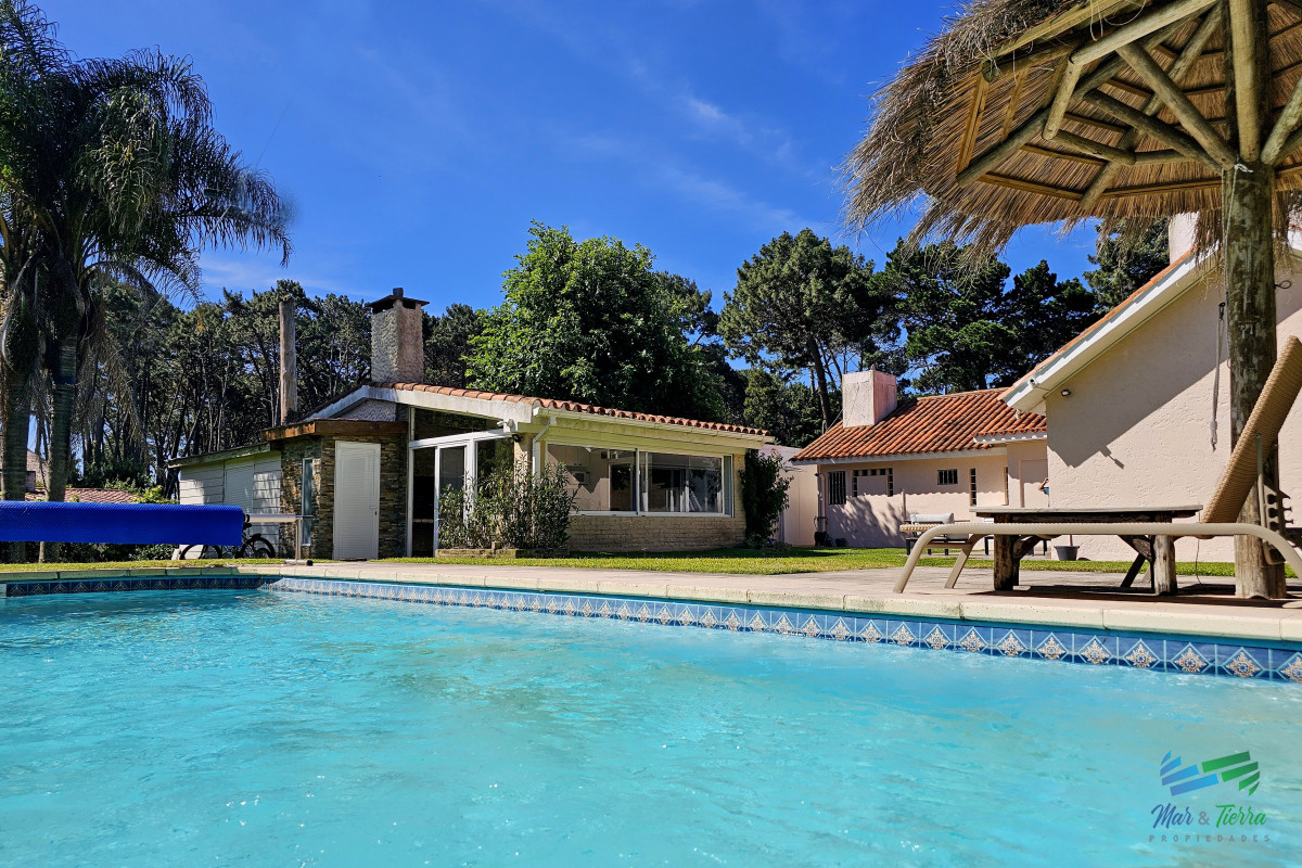 Casa ID.4922 - Casa en alquiler de temporada 2026, 4 dormitorios, con piscina climatizada, barbacoa, Punta del este!