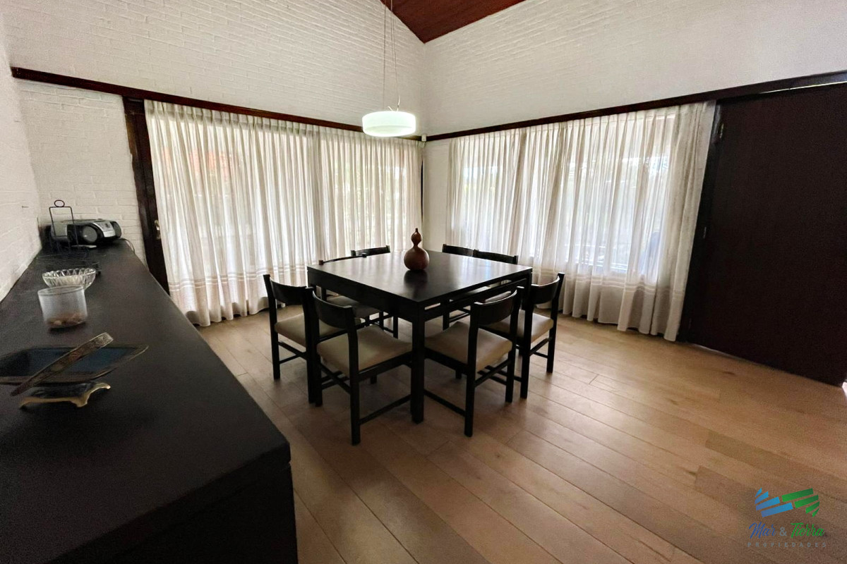 Casa ID.1686 - Vendo casa de 4 dormitorios a dos cuadras del mar, playa mansa, Punta del Este
