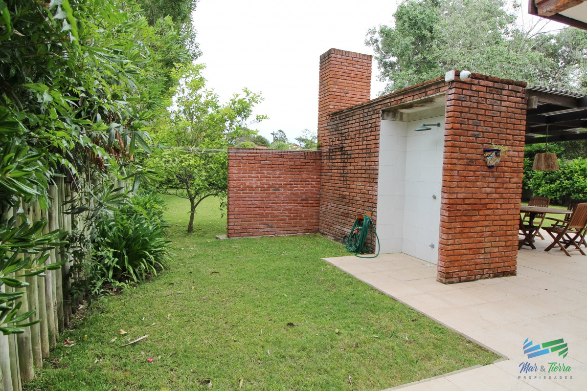Casa ID.1811 - En alquiler!!  Moderna casa ubicada a 1 cuadra del mar, con vista parcial desde el dormitorio principal. 