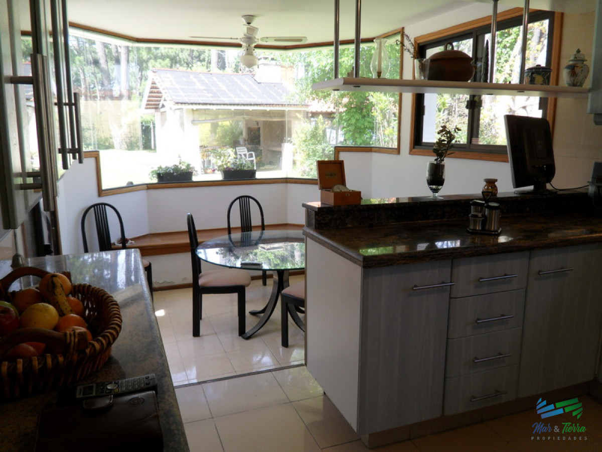 Casa ID.1739 - En alquiler Maravillosa casa en zona San Rafael, cuenta con ambientes amplios y luminosos.