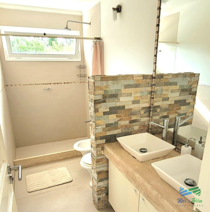 Casa ID.4696 - MODERNA CASA EN VENTA, 4 DORMITORIOS, 4 BAÑOS, MARLY
