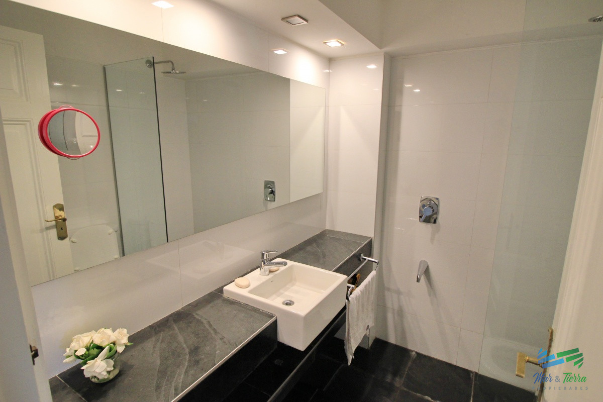 Casa ID.1656 -  En alquiler!!  Hermosa casa en alquiler zona Pinares, cuenta con piscina y gran jardin.