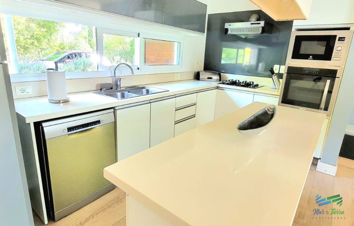 Casa ID.4696 - MODERNA CASA EN VENTA, 4 DORMITORIOS, 4 BAÑOS, MARLY