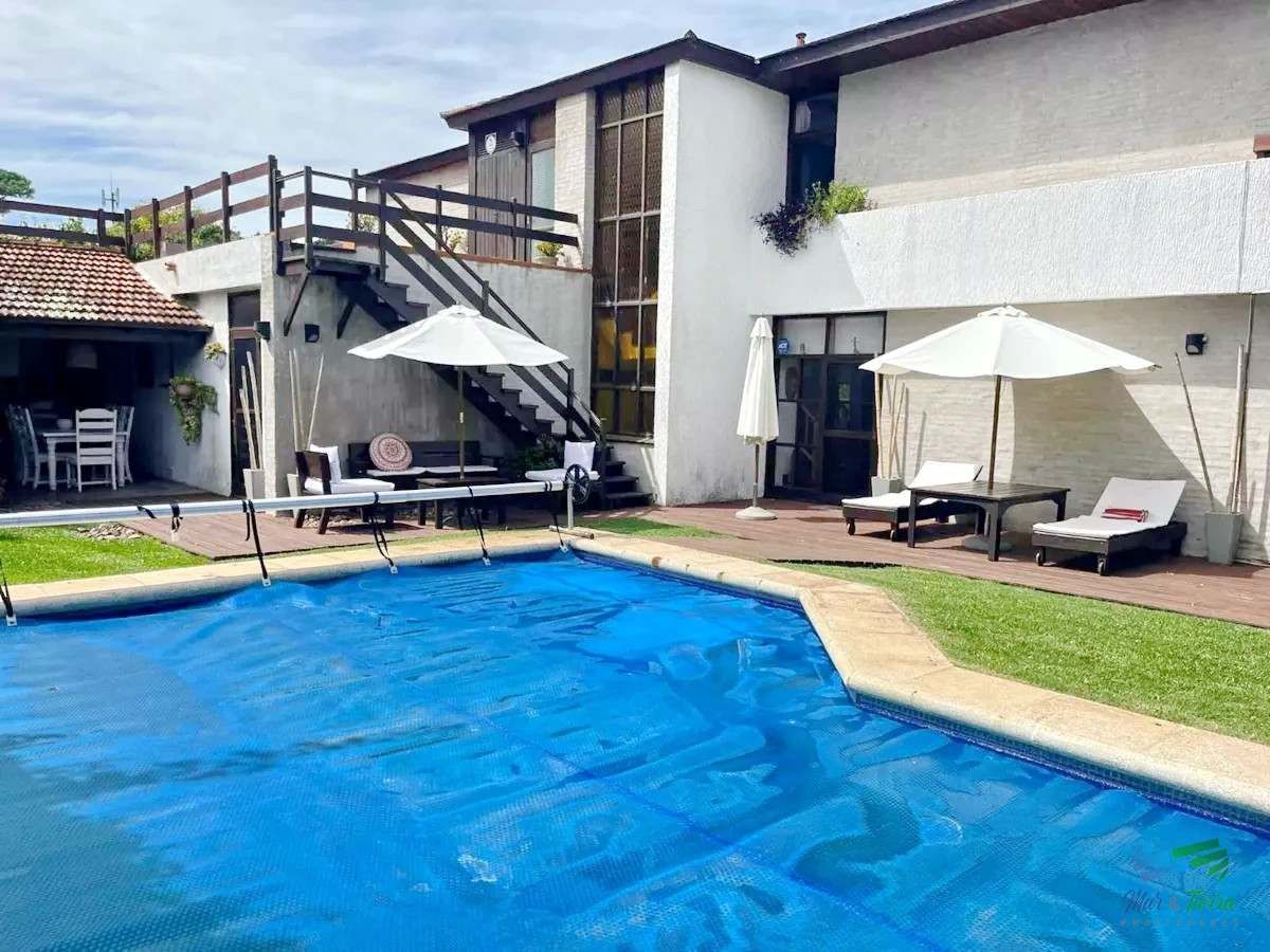 Casa ID.1580 - Casa 5 dormitorios y piscina en venta a 2 cuadras de playa mansa, Punta del este.